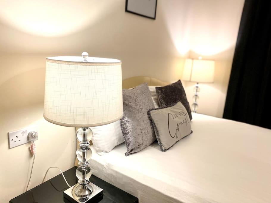 Amazing 2-Bed City Centre Apt With Parking Coventry Bagian luar foto